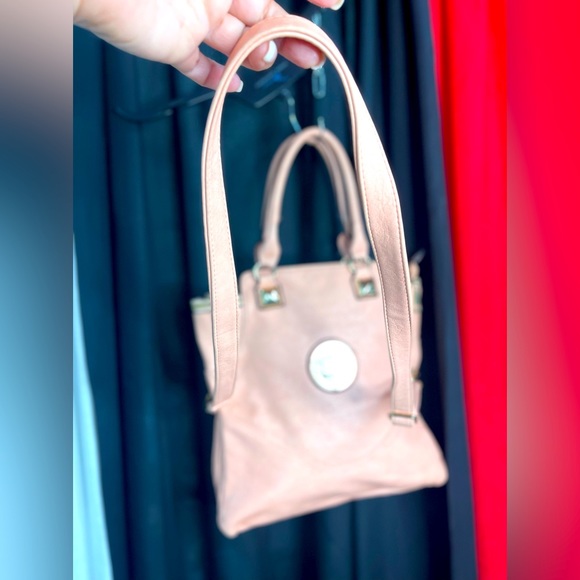 Brand new peach, colored leather like women’s purse with gold emblem - Picture 4 of 6